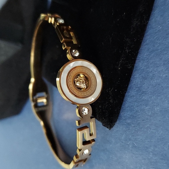 Luxury design Gold Tone Bangle - Picture 12 of 12